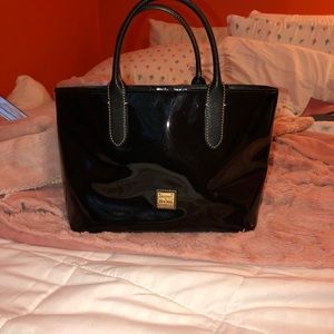 DOONEY&BOURKE BLACK PATENT LEATHER CROSSBODY EUC